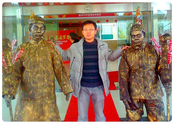 武汉铜人像行为艺术表演